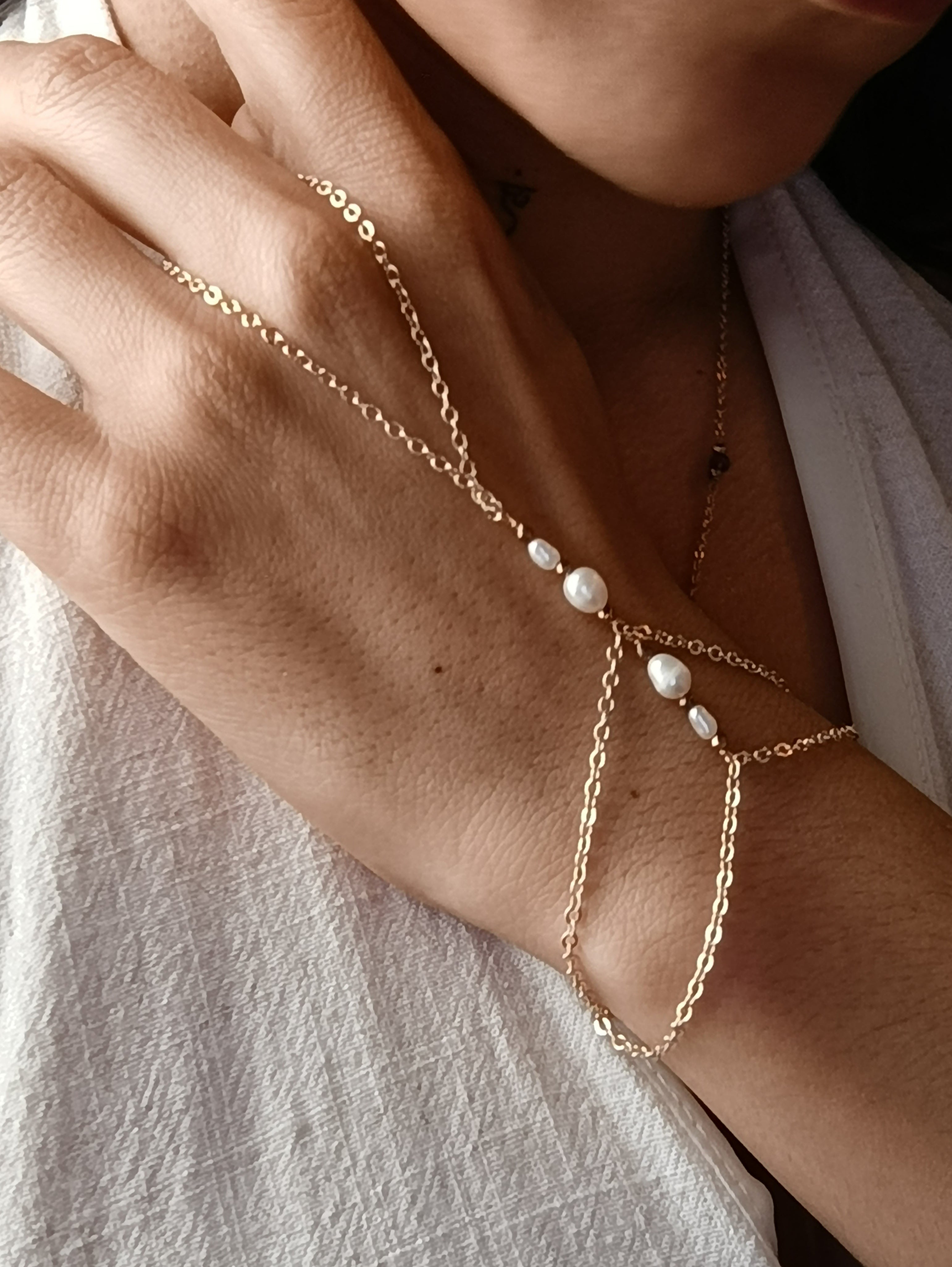 Cadena para mano con perlas naturales